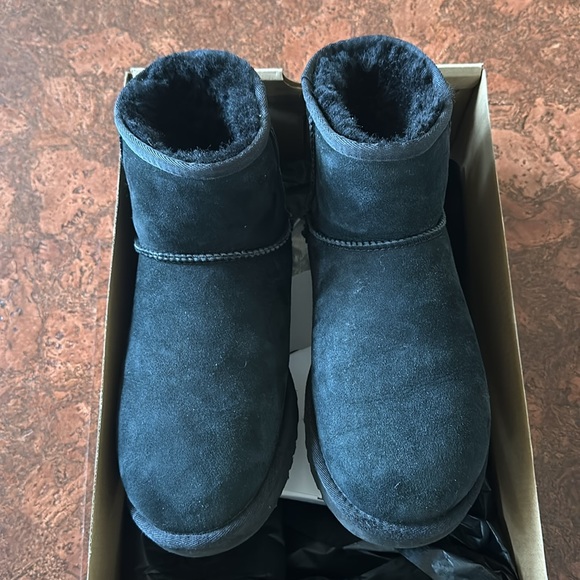 UGG men's classic mini 100% authentic with box size 9 Like New - Picture 12 of 13